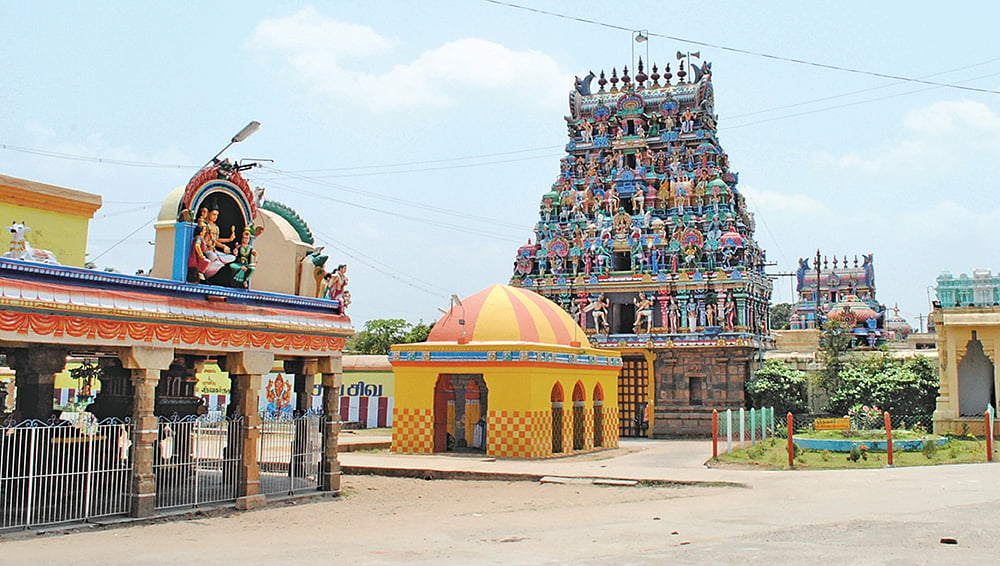 இங்கே சுந்தரர் பதிகம்பாடி ஈசனை வேண்டினால் வேண்டும் செல்வம் கிடைக்கும் - நாகை காரணேஸ்வரர் மகிமைகள்!