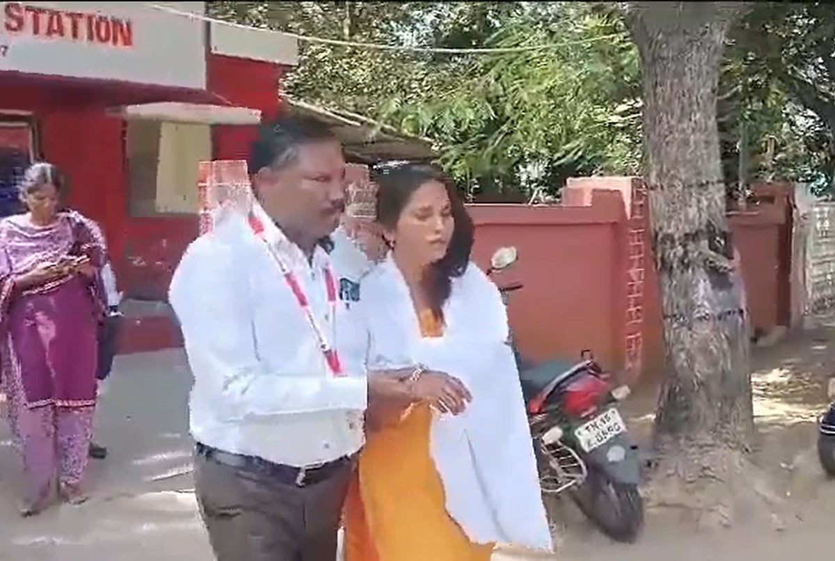 கள்ளக்குறிச்சி: `என் துப்பட்டாவை இழுத்து, சாணி அடிச்சு..!’ – கதறிய பெண் VAO... உதவியாளர் கைது!