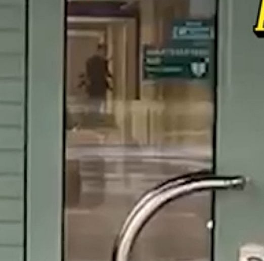 Sweden: டெஸ்குக்கு கீழ் ஒளிந்துகொண்டோம்... - சுவீடன் பள்ளியில் நடந்த கொடூரத் துப்பாக்கிச் சூடு