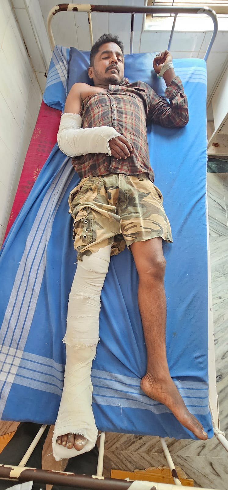 ராணிப்பேட்டை: காவல் நிலையம் மீது பெட்ரோல் குண்டு வீச்சு; ரவுடிக்கு கை, கால் முறிவு -நடந்தது என்ன?