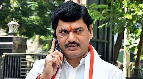 குடும்ப வன்முறை; பாதிக்கப்பட்ட மனைவிக்கு ரூ.2 லட்சம் வழங்க உத்தரவு - தொடர் சிக்கலில் மகா., அமைச்சர்
