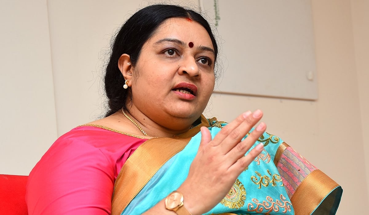 `இந்த வீட்டு வாசல்ல அம்மா கார் டயருக்கு வணக்கம் வச்சவங்கதானே; இங்க வர்றதுக்கு என்ன? &ndash; ஜெ.தீபா