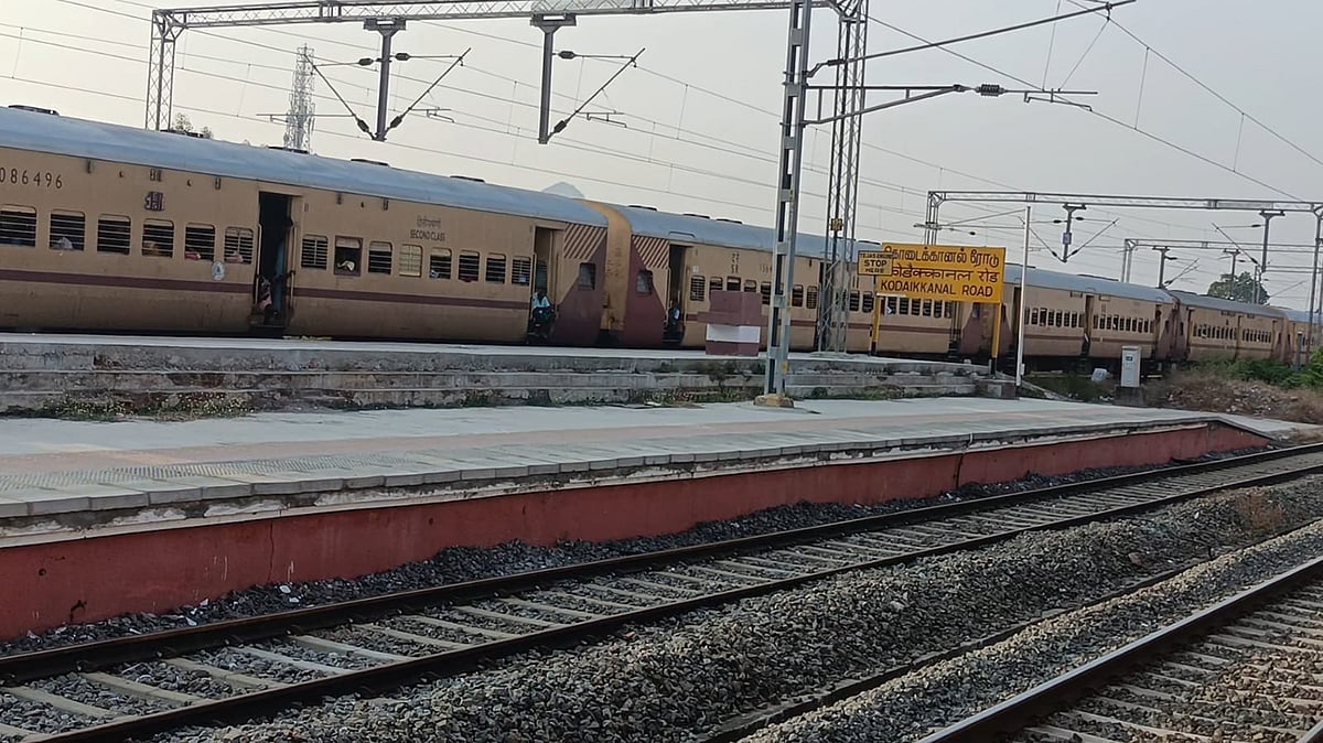 ரயிலில் மாணவிக்குப் பாலியல் தொல்லை; திண்டுக்கல் ரயில் நிலையத்தில் இளைஞரை மடக்கிய போலீஸார்!