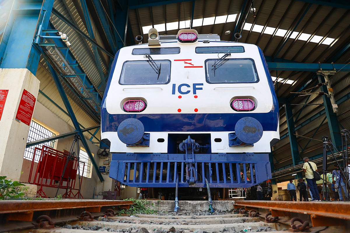 Chennai Local AC Train: இனி கோடைக்கால பயணம் ஜாலி... தயாரானது ஏசி புறநகர் ரயில்.. Photo Album