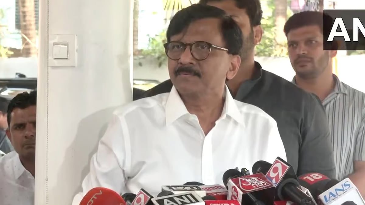 `சிவசேனாவை உடைத்த ஷிண்டேவுக்கு விருதா?’ - சரத் பவார் மீது பாய்ந்த உத்தவ் தரப்பு