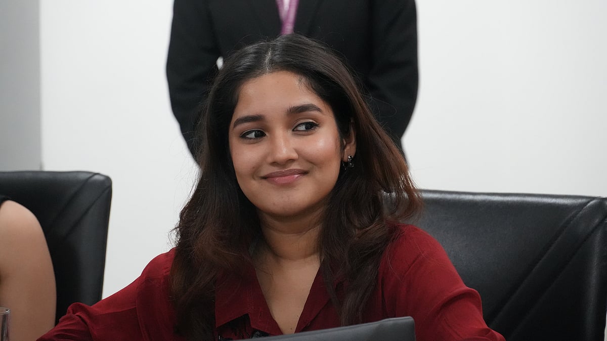 NEEK: ``தனுஷ் சார் வேகமாக வேலை செய்யக்கூடிய ஒரு இயக்குநர்! - நிலவுக்கு என் மேல் என்னடி கோபம் டீம்!