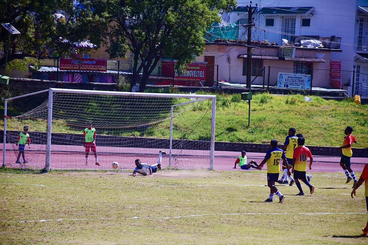 ஊட்டி: `ஸ்போர்ட்ஸ்க்கு ஏது சார் ஏஜ் லிமிட்? அசத்தலாக நடைபெற்ற மூத்தாேர் கால்பந்தாட்ட பாேட்டி; Album
