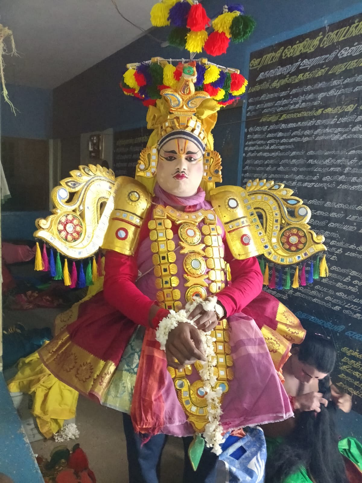 28 வயதில் 26 வேடங்கள்... டெல்லியில் மயானக் கொள்ளை... தெருக்கூத்து கலைஞர் சூர்யாவின் கலைப்பயணம்!