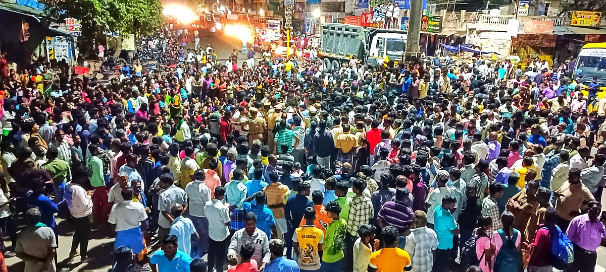 புதுச்சேரி: 1-ம் வகுப்பு சிறுமி பாலியல் வன்கொடுமை - ஆசிரியரை துவைத்த பெற்றோர்கள்; தனியார் பள்ளி சூறை