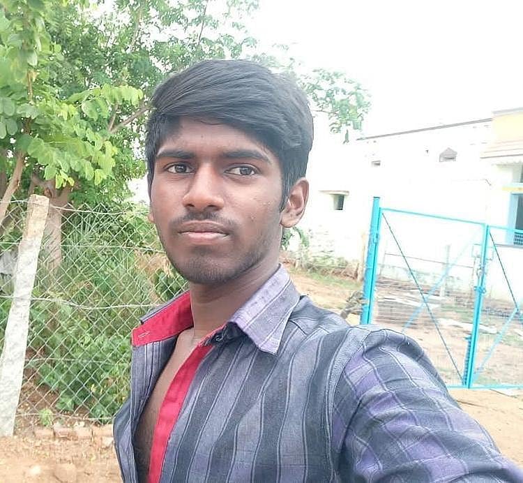 கல்லூரி மாணவர் மரணம்: ``எறும்பு கடித்து இறந்ததாக போலீஸார் கூறுவதை ஏற்க முடியாது -போராடும் பெற்றோர்