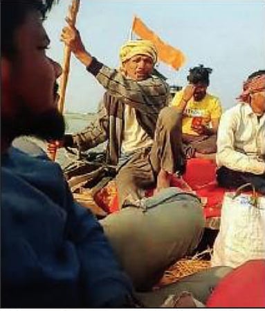 Kumbh Mela: போக்குவரத்து நெரிசல்; கங்கையில் 275 கி.மீ படகில் பயணத்து கும்பமேளாவில் நீராடிய நண்பர்கள்