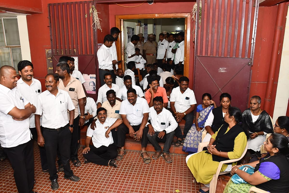 ` வழக்கறிஞர் மீது தாக்குதல் -திமுக அலுவலம், காவல் நிலையத்தை முற்றுகையிட்டு வழக்கறிஞர்கள் போராட்டம்