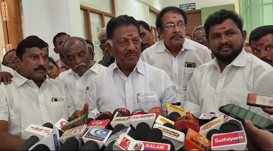 ``ஜெயக்குமார் சிரிப்பு அரசியல்வாதி; செங்கோடையன் நல்ல தலைவர் - ஓ.பி.எஸ். தாக்கு
