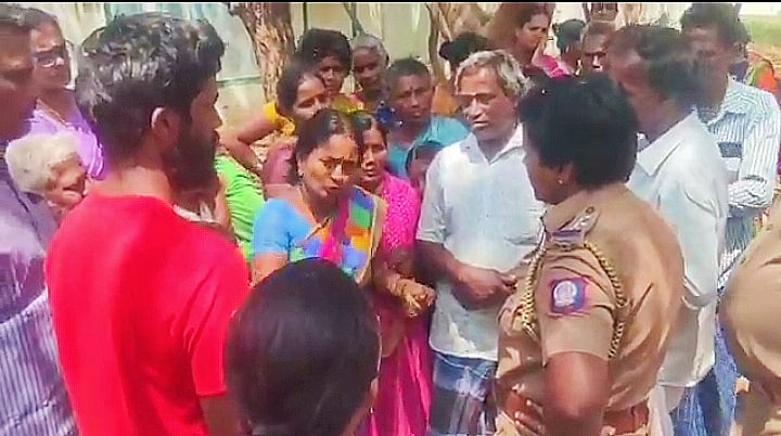 விஷக் கடியால் உயிரிழந்த சிறுமி; ஆரம்ப சுகாதார நிலையத்தை முற்றுகையிட்ட உறவினர்கள் - என்ன நடந்தது?