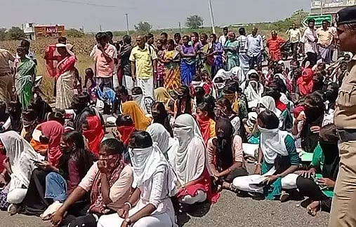 உரிமம் பெறாத நர்சிங் கல்லூரிக்கு சீல்: `சான்றிதழ் கொடுக்காமல் இழுத்தடிப்பு -மாணவர்கள் சாலை மறியல்!