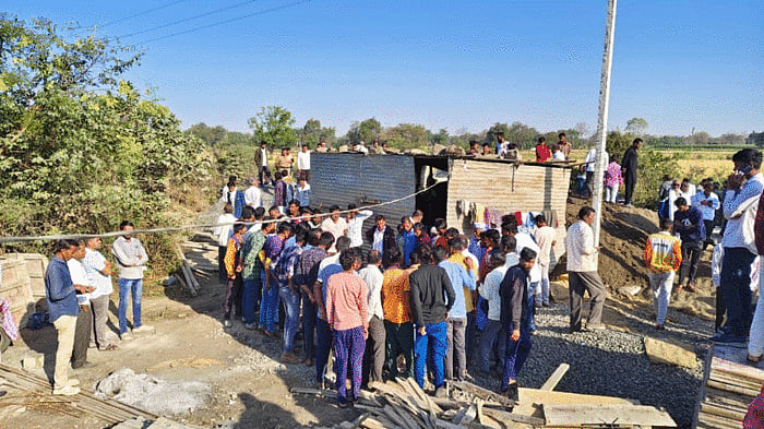 Maharashtra: போலீஸிடமிருந்து தப்பிக்க மணலைக் கொட்டிய லாரி ஓட்டுநர்; உயிரோடு புதைந்த தொழிலாளர்கள்
