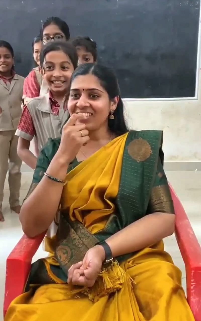 `டீச்சரே.. -குரலை வைத்து மாணவர்களின் பெயர் சொல்லும் ஆசிரியை... கேரளா கொண்டாடும் நவ்யா ஸ்ரீ!