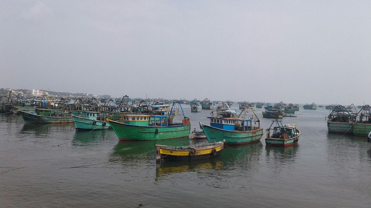 2 நாளில் 42 மீனவர்களுடன் 8 படகுகளை சிறைபிடித்த இலங்கை கடற்படை... மீனவர்கள் அதிர்ச்சி!