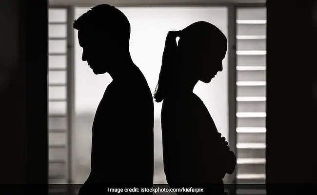 MP: மணமான பெண்களைத் திருமண ஆசைகாட்டி பாலியல் உறவு வைப்பது... - மத்தியப் பிரதேச நீதிமன்றம் அதிரடி