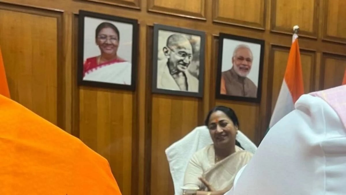 டெல்லி முதல்வர் அலுவலகத்தில் அம்பேத்கர், பகத் சிங் புகைப்படங்கள் அகற்றமா? - ரேகா குப்தா விளக்கம்!