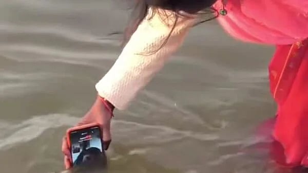 Kumbh Mela: போனை ஆற்றில் முக்கிய மனைவி; வீடியோ காலில் புனித நீராடிய கணவர்; வைரலாகும் உபி பெண்!