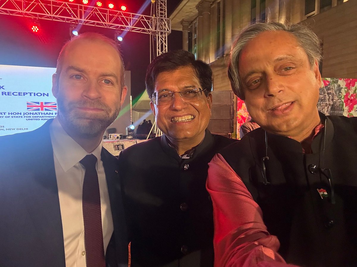 Sasi Tharoor: ``காங்கிரஸில் இருந்து ஒதுக்கப்படுகிறாரா சசி தரூர்? - பாஜக விமர்சனம்!