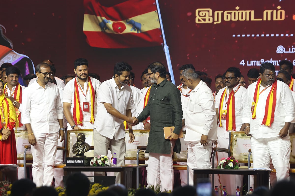 TVK: தவெக இரண்டாமாண்டு தொடக்க விழாவில் பத்திரிகையாளரைத் தாக்கிய பவுன்சர்கள்; வலுக்கும் கண்டனம்!