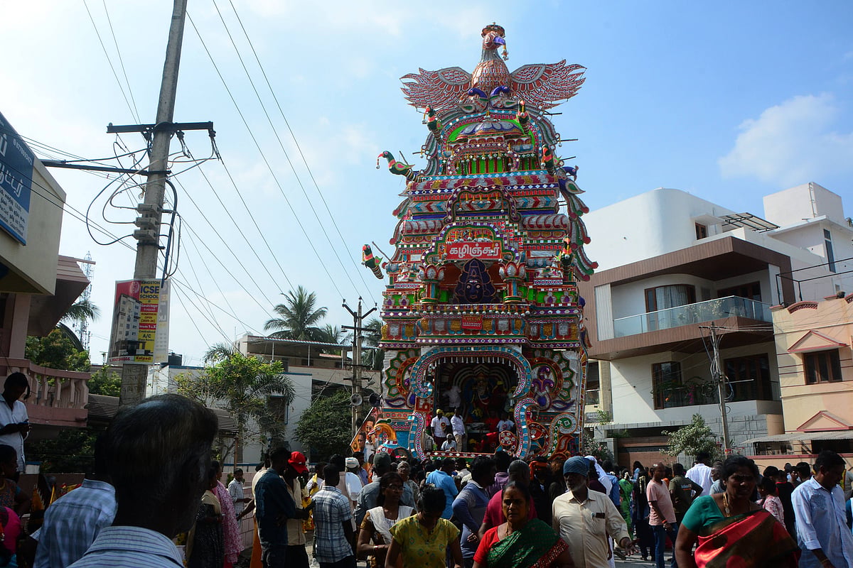 ஆவேச காளி வேடங்கள்... சிலிர்ப்பை ஏற்படுத்திய ஆங்கார நடனம்! - வேலூர் மயானக்கொள்ளை | Photo Album