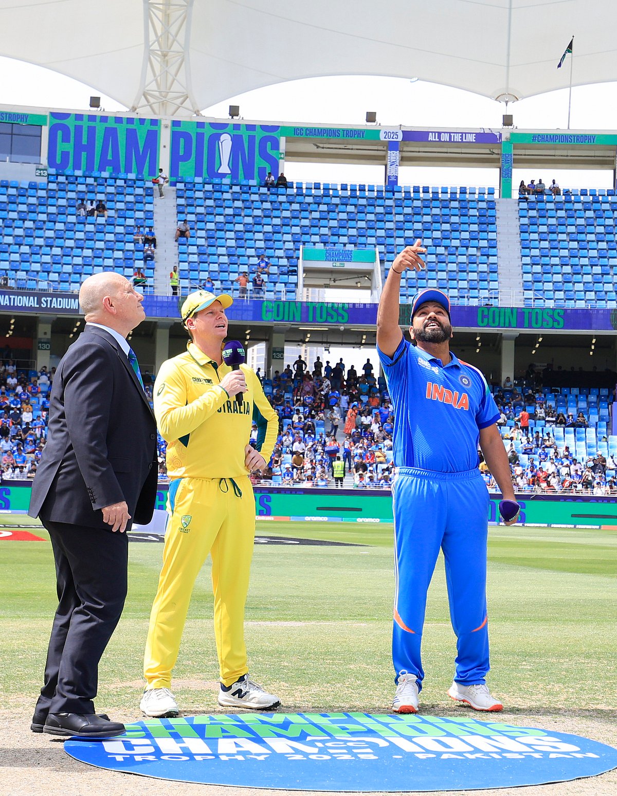 IndvAus : ஆஸி-யைக் கரை சேர்த்த ஸ்மித் - கேரி கூட்டணி; சவாலான டார்கெட்டை எட்டுமா இந்திய அணி?
