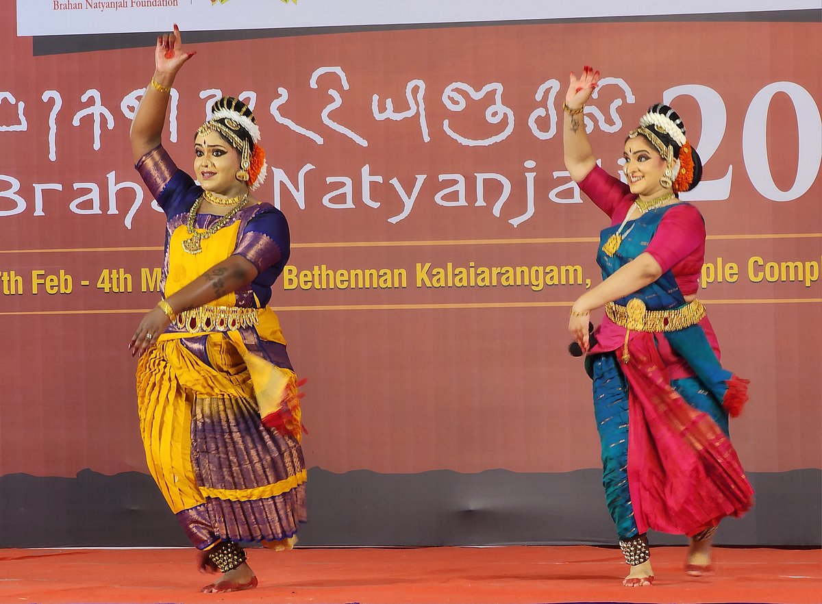 தஞ்சாவூர்: சிவராத்திரியில் பக்தர்களைக் கவர்ந்த பரத நாட்டியம்... அசத்திய கலைஞர்கள்.. | Photo Album