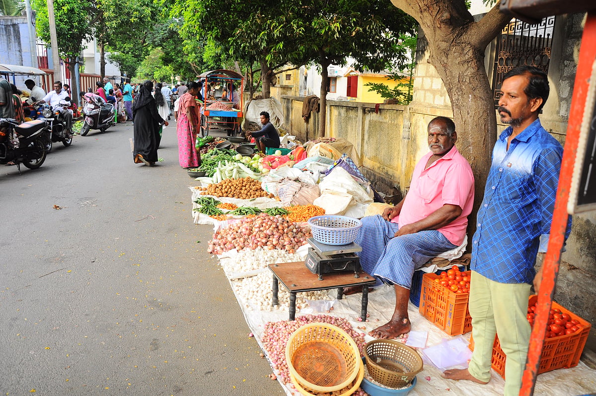 ஈரோடு: காய்கறி முதல் கருவாடு வரை... - களைகட்டிய சம்பத் நகர் உழவர் சந்தை! | Photo Album
