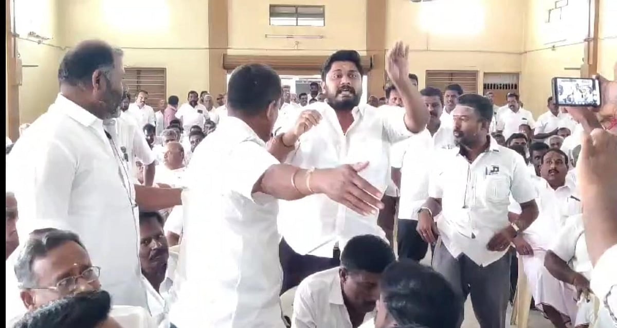 அதிமுக-வில் கோஷ்டி மோதல்; நாற்காலிகளை வீசி தாக்குதல்.. சீறிய செங்கோட்டையன்.. 
பரபரக்கும் ஈரோடு