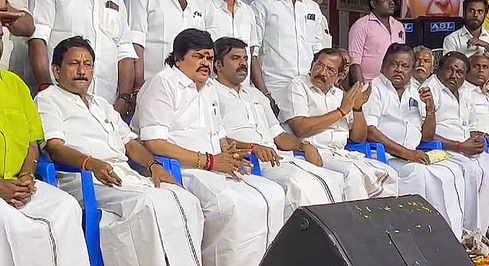 விருதுநகர்: அதிமுக பொதுக்கூட்டம்; மேடையில் கட்சித் தொண்டரைத் தாக்கிய முன்னாள் அமைச்சர்!