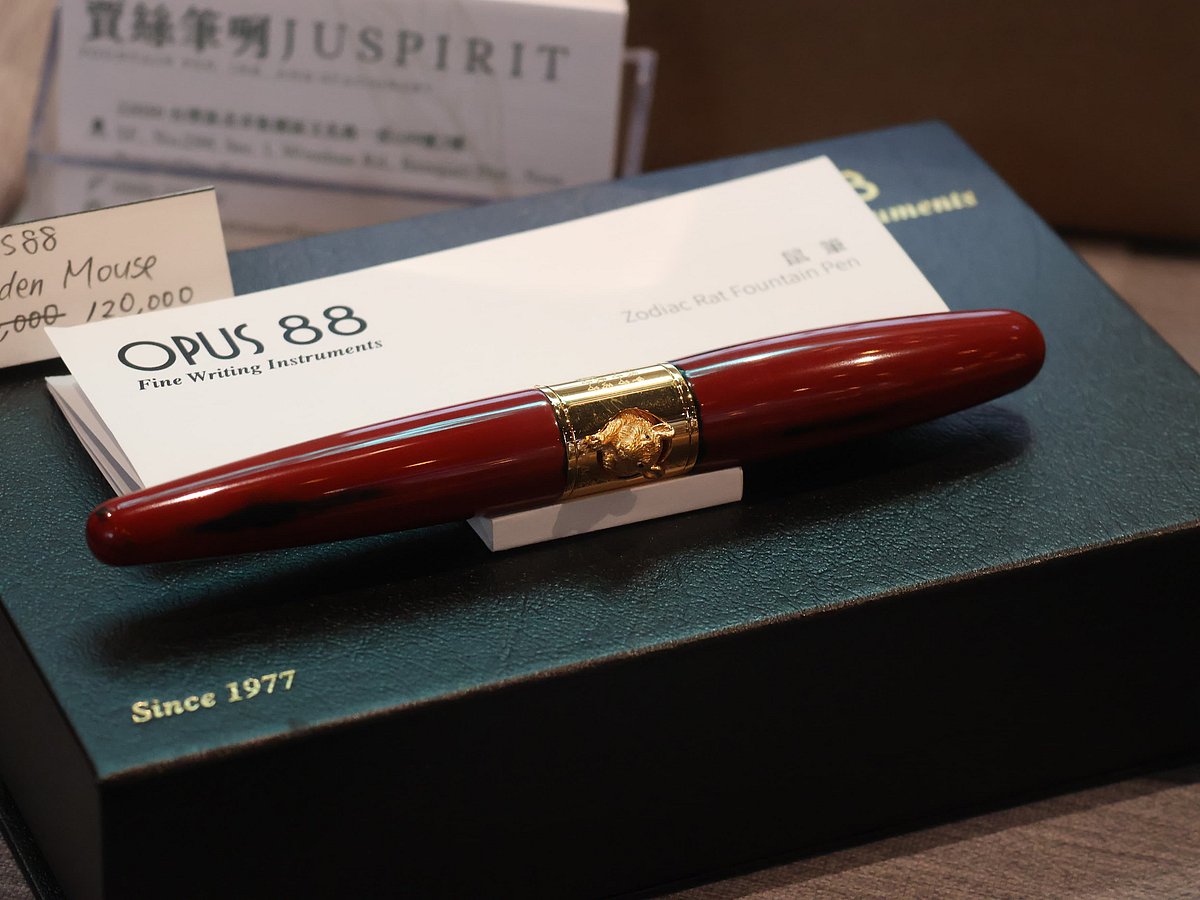 Chennai Pen Show: வித்தியாசமான டிசைன்களில் பேனா கலெக்‌ஷன்கள்; கண்கவரும் கண்காட்சி! | Photo Album
