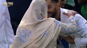 Virat Kohli: `ஷமியின் தாயார் பாதம் தொட்டு நெகிழ்ந்த விராட் கோலி' - இணையத்தில் வைரலாகும் வீடியோ