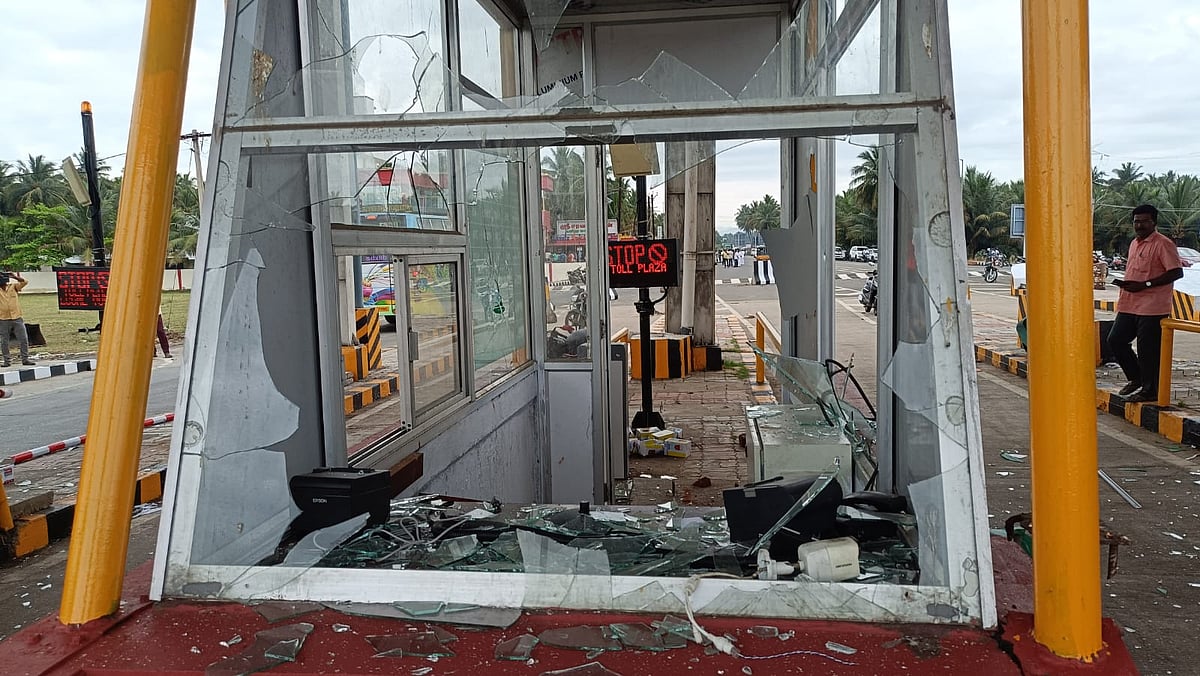 Tollgate: புதிதாக திறக்கவிருந்த டோல்கேட்டை அடித்து நொறுக்கிய மக்கள்... வத்தலகுண்டில் நடந்தது என்ன?