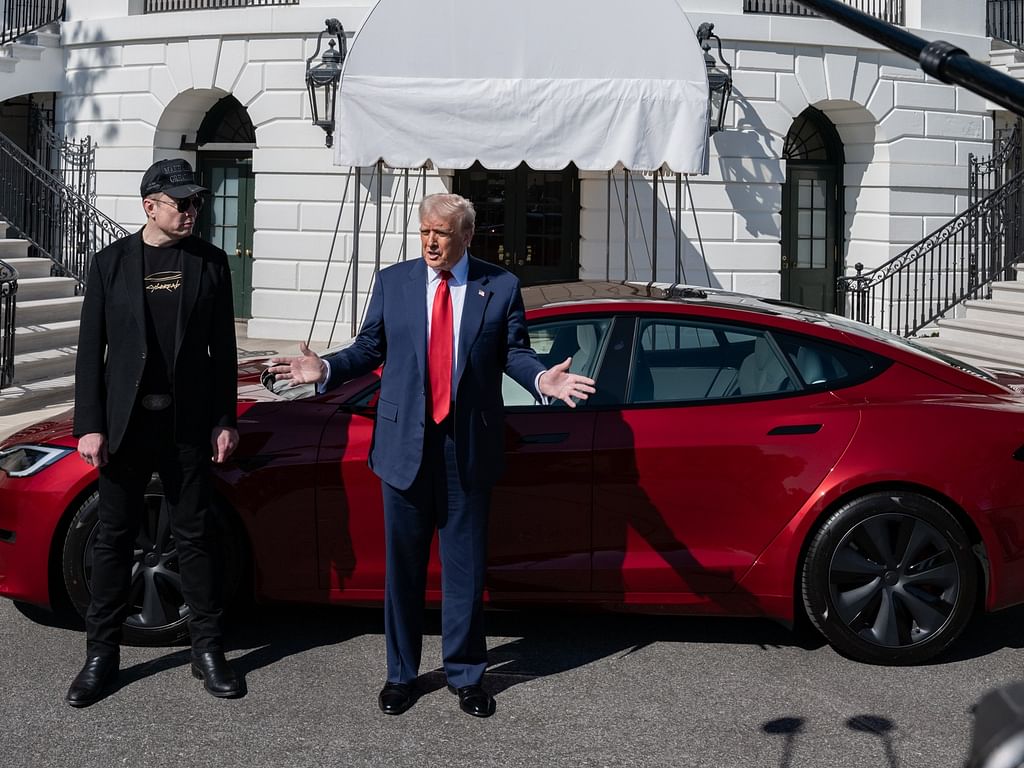 ட்ரம்ப்-வாங்கிய-Tesla-Model-S-:-ஒரு-சார்ஜில்-659-KM;-டாப்-ஸ்பீடு-209;-Full-Automatic--என்ன-ஸ்பெஷல்?