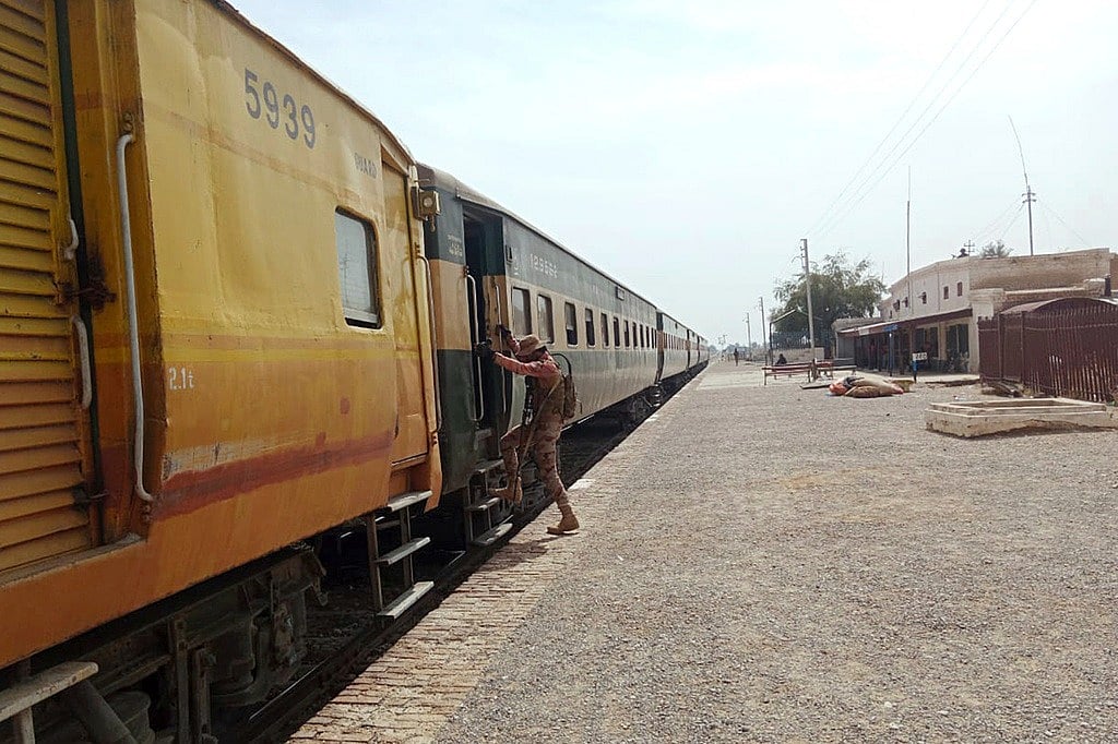 Train Hijack: அப்பாவுக்காக; விளம்பரத்துக்காக - இந்தியாவில் நடந்த சில ரயில் கடத்தல்களின் பின்னணி