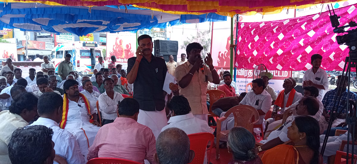 பட்டுக்கோட்டை: ``மன்னர் பெயரில் மிரட்டுவதை ஏற்க முடியாது - உண்ணாவிரத போராட்டம் நடத்திய மக்கள்!