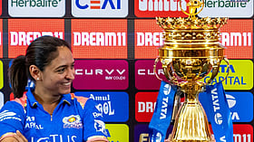 WPL 2025: இறுதிவரைப் போராடிய டெல்லி கேபிடல்ஸ் வீராங்கனைகள்... மீண்டும் சாம்பியனான மும்பை இந்தியன்ஸ்!