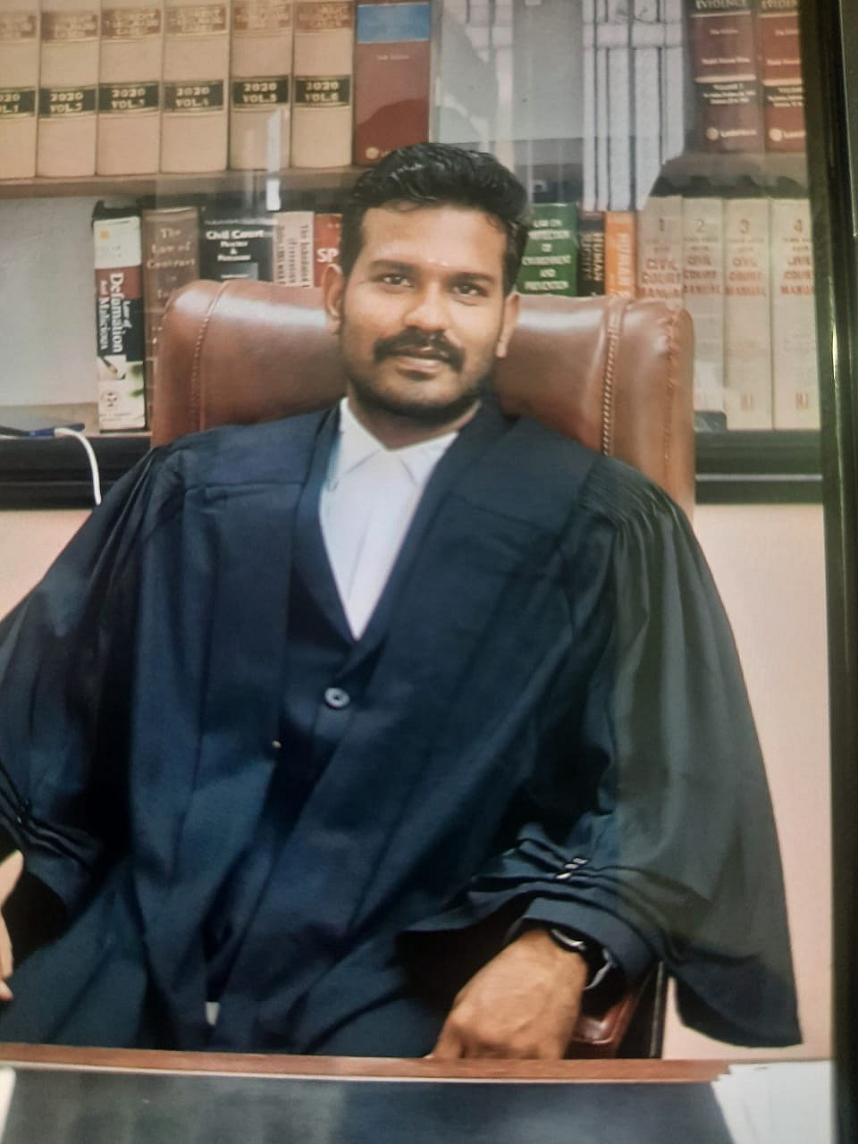 இன்ஸ்டா நண்பனை சந்திக்க வீட்டை விட்டுச் சென்ற மாணவிகள்... வக்கீல் உள்பட 2 பேர் போக்ஸோவில் கைது