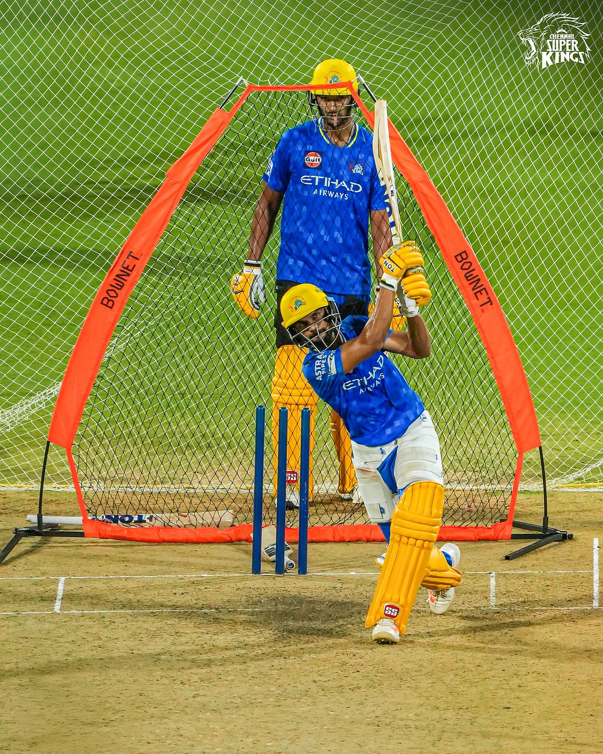 CSK : `தீவிர பயிற்சியில் ருத்துராஜ்; ஆலோசனை சொல்லும் தோனி! - சேப்பாக்கம் Photo Album
