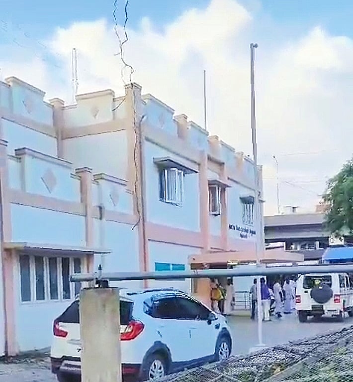 தென்காசி: அரசு அலுவலகத்தில் குப்பையில் வீசப்பட்ட முன்னாள் முதல்வர் புகைப்படம்; அதிமுக-வினர் கண்டனம்!