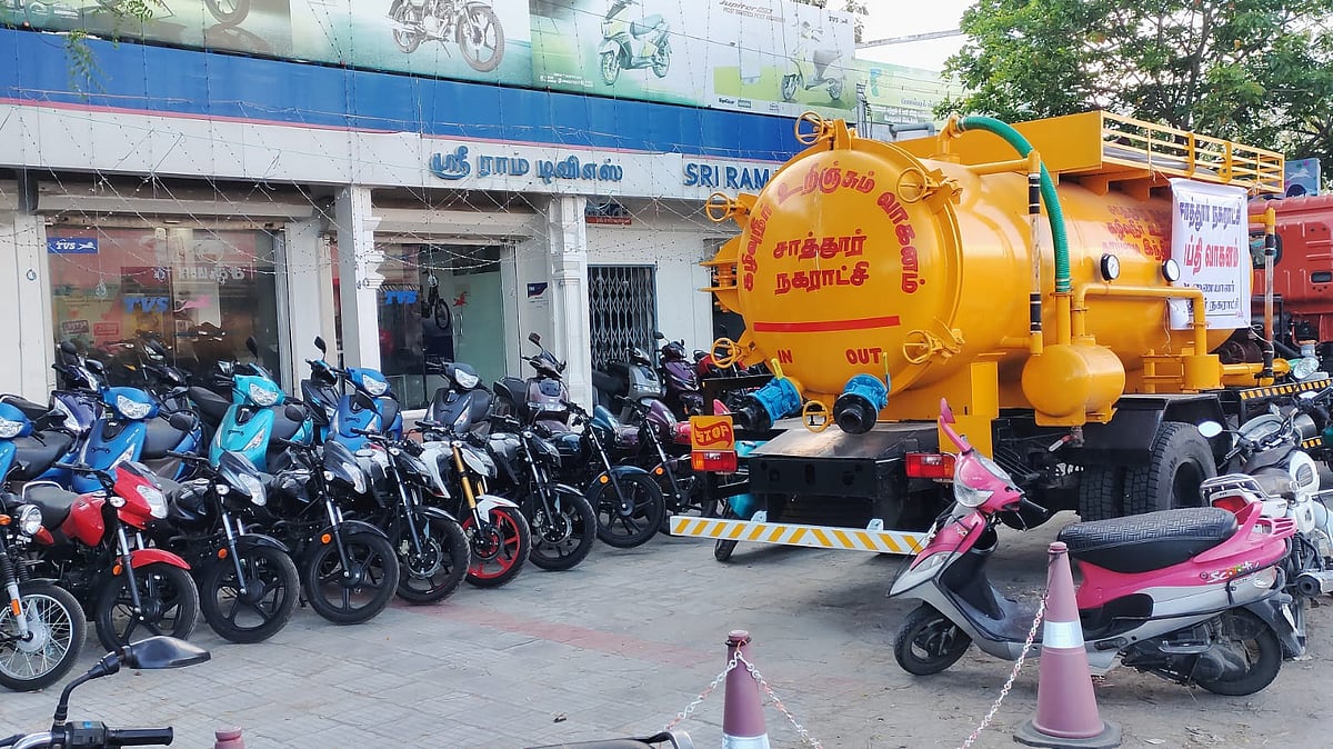 சாத்தூர்: `வரிபாக்கி வசூலிக்க கழிவுநீர் வாகனத்தை கடை முன் நிறுத்திய நகராட்சி - வியாபாரிகள் வேதனை