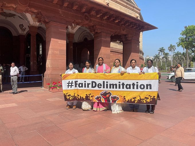Delimitation: `அவைக்குள் இதை அனுமதிக்க முடியாது! - திமுக எம்பி-க்களை உடைமாற்ற உத்தரவிட்ட சபாநாயகர்