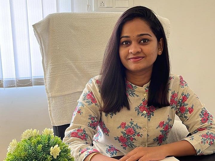 Dandruff: `பொடுகு அதிகமா இருக்கா? தலைக்கு எண்ணெய் வைக்கலாமா; மருத்துவர் சொல்வெதன்ன?