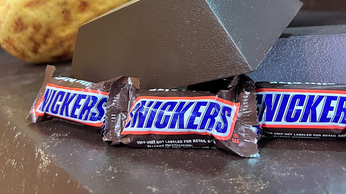 `Snickers தீம் சவப்பெட்டியில் அடக்கம் செய்யப்பட்ட நபர் - நண்பர்கள் சொன்ன நெகிழ்ச்சி காரணம்!