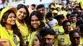 CSK vs MI: `மஞ்சள் வெள்ளத்தில் சேப்பாக்கம்' - ஆர்ப்பரிக்கும் ரசிகர்கள் | Photo Album