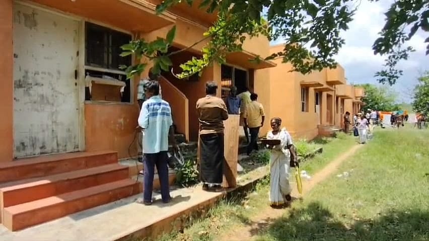 ராஜபாளையம்: ஆசிரமத்திற்கு வைத்த சீல் உடைப்பு; தடையை மீறி உள்ளே சென்ற நித்தியானந்தா சீடர்கள் கைது!