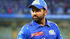 Dhoni: ``உன் ஓவரை தோனி நொறுக்க வேண்டும்'' - இளம் வீரரின் கையில் பந்தைக் கொடுத்த ரோஹித்